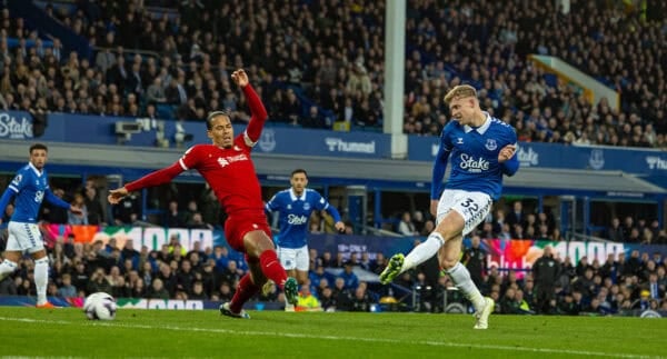 LIVERPOOL, ENGLAND - Wednesday, April 24, 2024: Everton's Jarrad Branthwaite scores the first goal during the FA Premier League match between Everton FC and Liverpool FC, the 244th Merseyside Derby, at Goodison Park. (Photo by David Rawcliffe/Propaganda)
