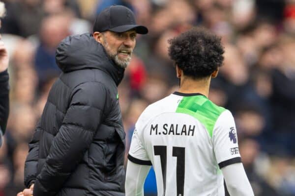 LONDON, ENGLAND - Saturday, April 27, 2024: Liverpool's substitute Mohamed Salah and manager Jürgen Klopp exchange words during the FA Premier League match between West Ham United FC and Liverpool FC at the London Stadium. (Photo by David Rawcliffe/Propaganda)