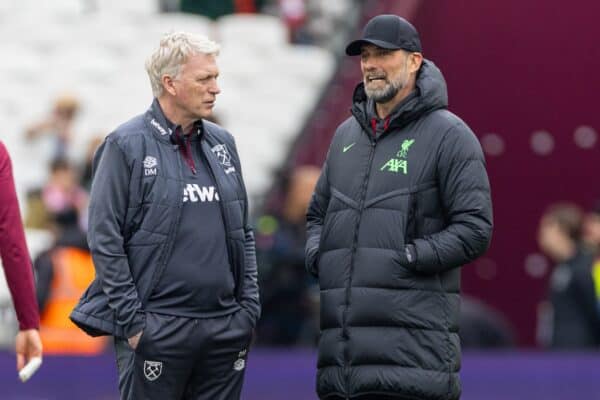 LONDON, ENGLAND - Saturday, April 27, 2024: Liverpool's manager Jürgen Klopp (R) chats with West Ham United's manager David Moyes before the FA Premier League match between West Ham United FC and Liverpool FC at the London Stadium. (Photo by David Rawcliffe/Propaganda)