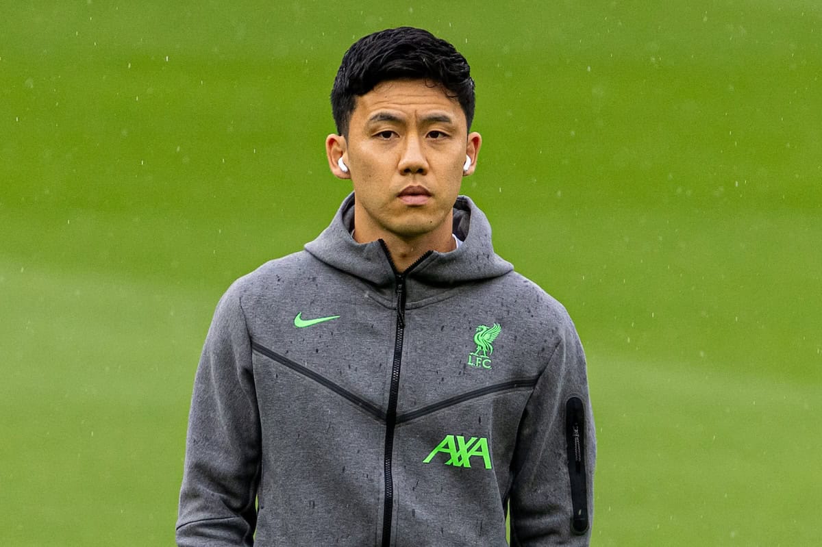 BIRMINGHAM, ENGLAND – Montag, 13. Mai 2024: Liverpools Wataru Endo auf dem Spielfeld vor dem FA Premier League-Spiel zwischen Aston Villa FC und Liverpool FC in Villa Park. (Foto von David Rawcliffe/Propaganda)