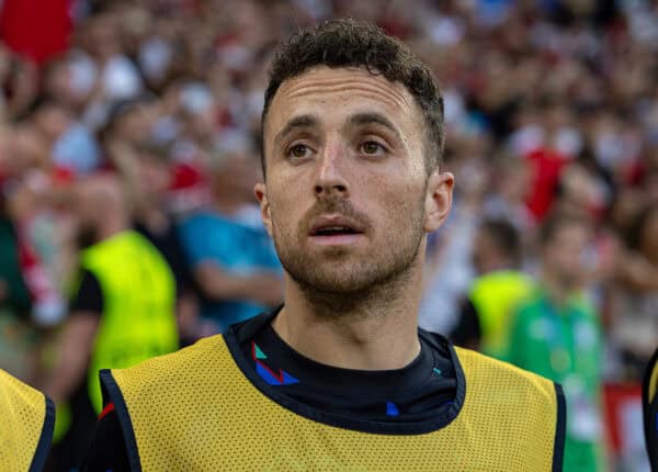 GELSENKIRCHEN, DEUTSCHLAND – Mittwoch, 26. Juni 2024: Portugals Ersatzspieler Diogo Jota vor dem Spiel der Gruppe F der UEFA Euro 2024 zwischen Georgien und Portugal in der Arena AufSchalke. (Foto von David Rawcliffe/Propaganda)