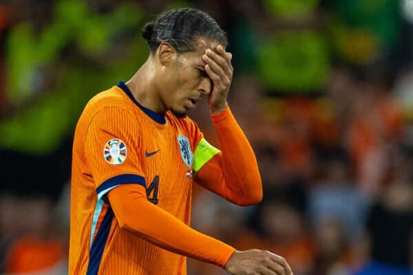 DORTMUND, DEUTSCHLAND – Mittwoch, 10. Juli 2024: Der niederländische Kapitän Virgil van Dijk mit einer blutenden Schnittwunde über seinem linken Auge während des Halbfinalspiels der UEFA Euro 2024 zwischen den Niederlanden und England im Westfalenstadion. (Foto von David Rawcliffe/Propaganda)