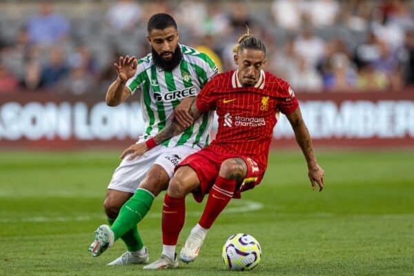 PITTSBURGH – Freitag, 26. Juli 2024: Liverpools Kostas Tsimikas (R) wird von Real Betis Balompiés Kapitän Nabil Fekir während eines Freundschaftsspiels zwischen Liverpool und Real Betis Balompié im Acrisure-Stadion am dritten Tag der Saisonvorbereitungstour des Vereins durch die USA herausgefordert. (Foto von David Rawcliffe/Propaganda)