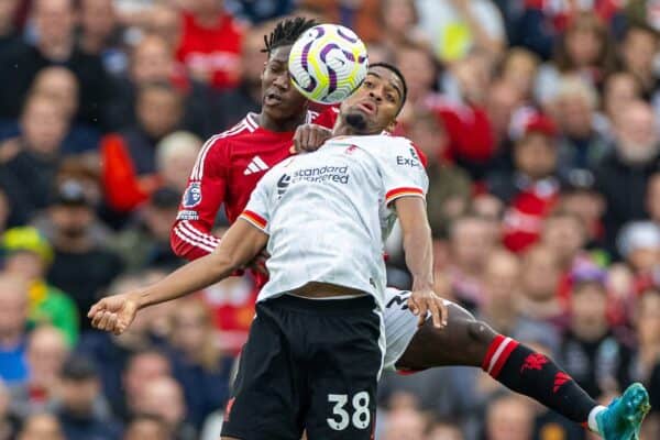 MANCHESTER, ENGLAND – Sonntag, 1. September 2024: Liverpools Ryan Gravenberch (R) liefert sich einen Kopfballduell mit Manchester Uniteds Kobbie Mainoo während des FA Premier League-Spiels zwischen Manchester United FC und Liverpool FC im Old Trafford. (Foto von David Rawcliffe/Propaganda)