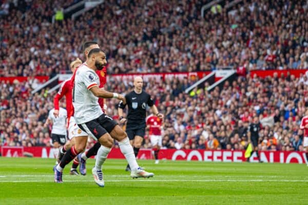 MANCHESTER, ENGLAND – Sonntag, 1. September 2024: Liverpools Mohamed Salah schießt das dritte Tor während des FA Premier League-Spiels zwischen Manchester United FC und Liverpool FC im Old Trafford. (Foto von David Rawcliffe/Propaganda)