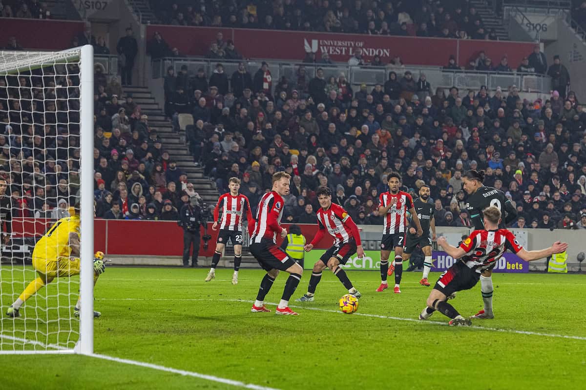 LONDON, ENGLAND - Saturday, January 18, 2025: Liverpool's Darwin Núñez scores the first goal during the FA Premier League match between Brentford FC and Liverpool FC at the Brentford Community Stadium. (Photo by David Rawcliffe/Propaganda)