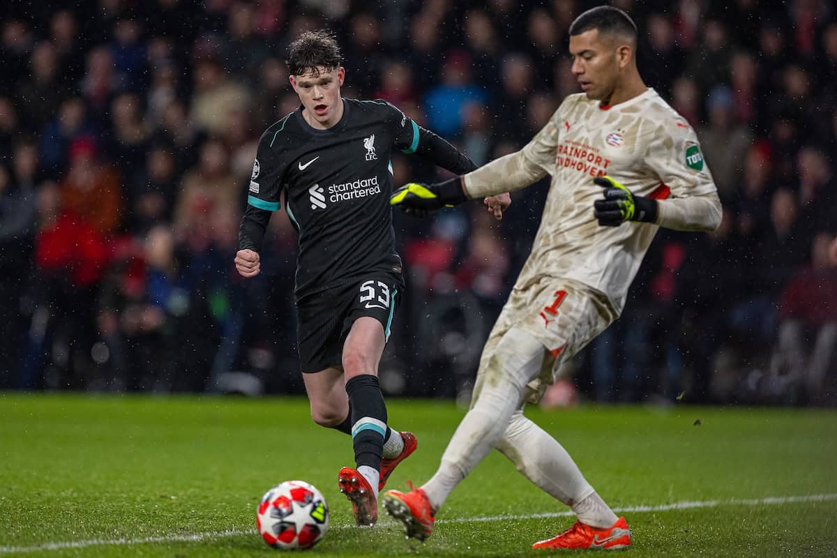 EINDHOVEN, NETHERLANDS - Wednesday, January 29, 2025: Liverpool's James McConnell (L) challenges PSV Eindhoven's goalkeeper Walter Benítez during the UEFA Champions League Matchday 8 game between PSV Eindhoven and Liverpool FC at the Philips Stadion. (Photo by David Rawcliffe/Propaganda)