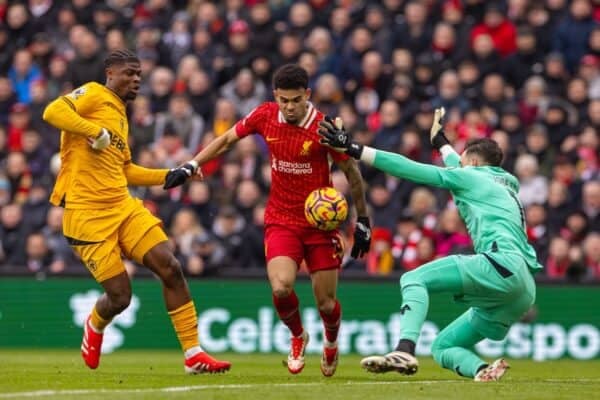 LIVERPOOL, ENGLAND - Sunday, February 16, 2025: Liverpool's Luis Díaz gets past a challenge from Wolverhampton Wanderers' goalkeeper José Sá to score the first goal during the FA Premier League match between Liverpool FC and Wolverhampton Wanderers FC at Anfield. (Photo by David Rawcliffe/Propaganda)