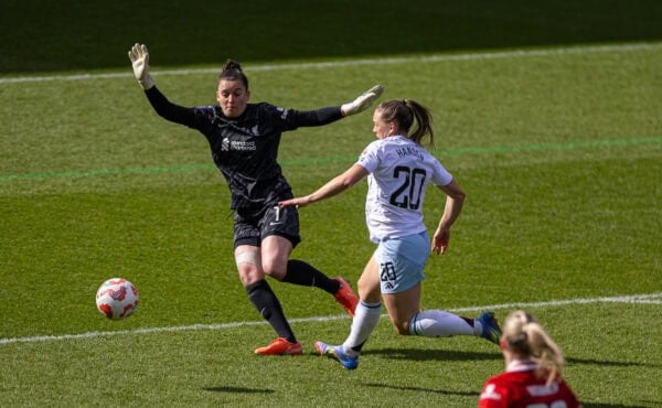 ST HELENS, ENGLAND - Sunday, March 30, 2025: Aston Villa's Kirsty Hanson (R) goes past Liverpool's goalkeeper Rachael Laws to score the equalising goal to make the score 1-1 during the FA Women’s Super League match between Liverpool FC Women and Aston Villa FC Women at the St Helens Stadium. (Photo by David Rawcliffe/Propaganda)