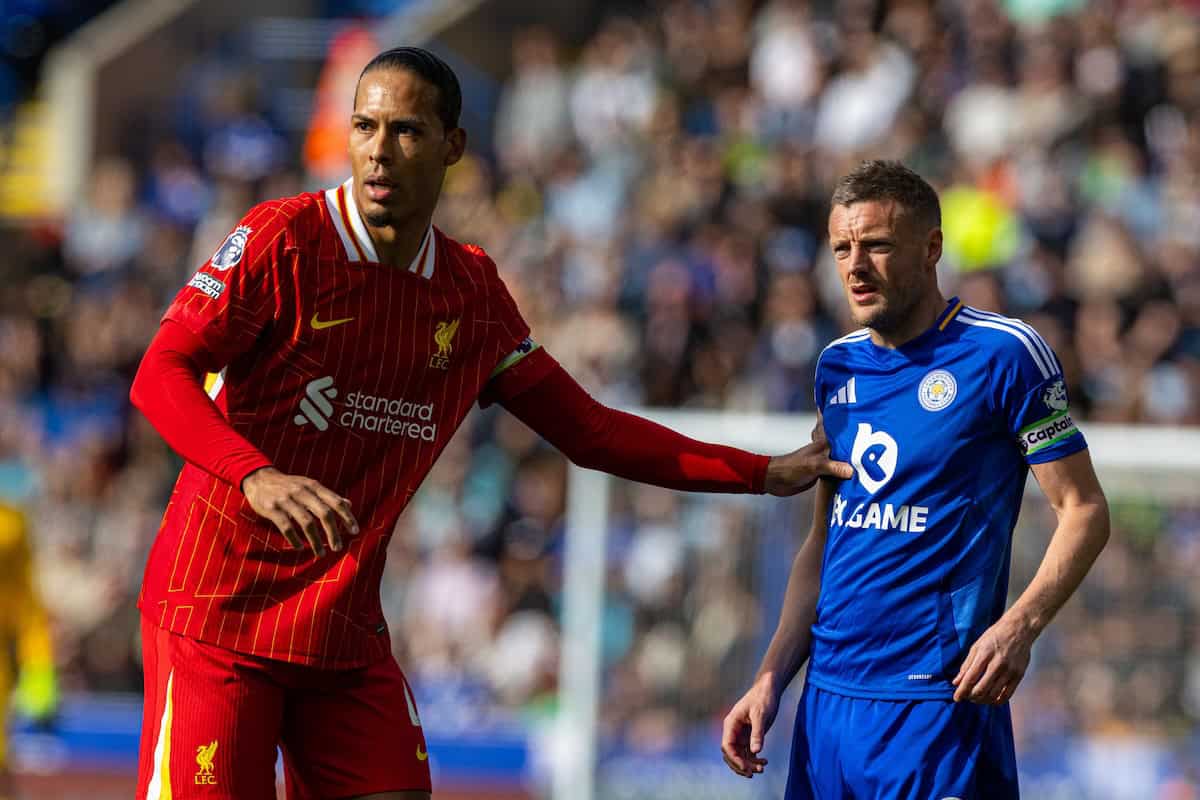 LEICESTER, ENGLAND - Sunday, April 20, 2025: Liverpool's captain Virgil van Dijk (L) and Leicester City's captain Jamie Vardy during the FA Premier League match between Leicester City FC and Liverpool FC at the King Power Stadium. (Photo by David Rawcliffe/Propaganda)