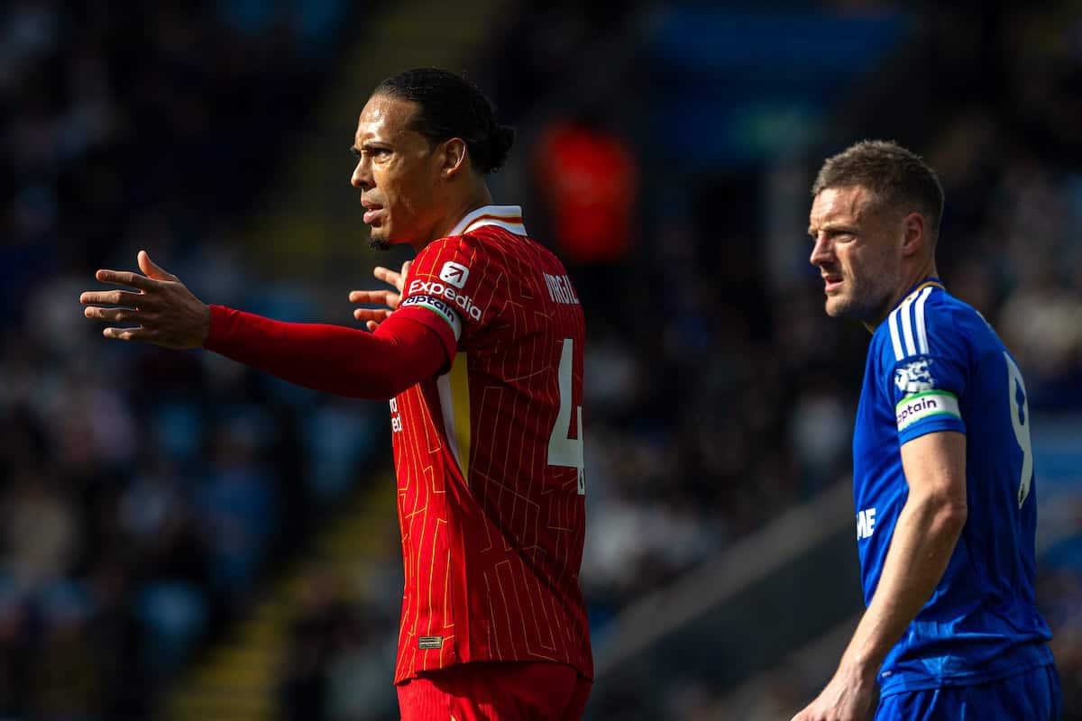 LEICESTER, ENGLAND - Sunday, April 20, 2025: Liverpool's captain Virgil van Dijk (L) and Leicester City's captain Jamie Vardy during the FA Premier League match between Leicester City FC and Liverpool FC at the King Power Stadium. (Photo by David Rawcliffe/Propaganda)