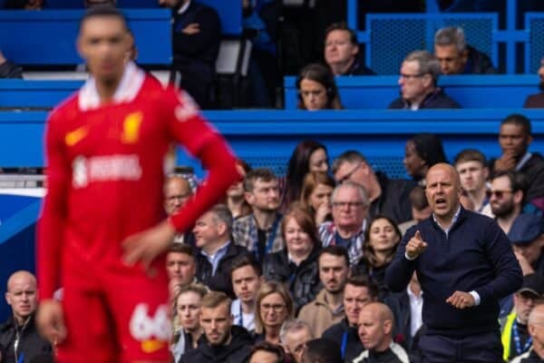 LONDON, ENGLAND - Sunday, May 4, 2025: Liverpool's head coach Arne Slot looks across the pitch towards Trent Alexander-Arnold during the FA Premier League match between Chelsea FC and Liverpool FC at Stamford Bridge. Chelsea won 3-1. (Photo by David Rawcliffe/Propaganda)