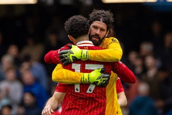 LONDON, ENGLAND - Sunday, May 4, 2025: Liverpool's Curtis Jones, goalkeeper Alisson Becker during the FA Premier League match between Chelsea FC and Liverpool FC at Stamford Bridge. (Photo by David Rawcliffe/Propaganda)