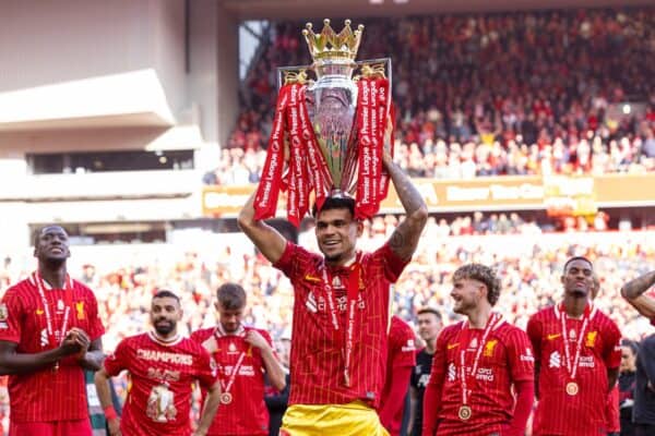 LIVERPOOL, ENGLAND - Sunday, May 25, 2025: Liverpool's Luis Díaz kisses the trophy, as the team celebrate becoming Champions for the 20th time, after the FA Premier League match between Liverpool FC and Crystal Palace FC at Anfield. (Photo by David Rawcliffe/Propaganda)