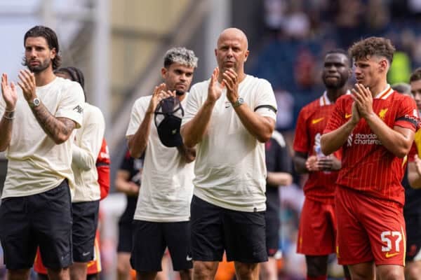 PRESTON, ENGLAND - Sunday, July 13, 2025: Liverpool's Dominik Szoboszlai, head coach Arne Slot, Milos Kerkez applauding the away fans following a pre-season friendly match between Preston North End FC and Liverpool FC at Deepdale. (Photo by David Rawcliffe/Propaganda)