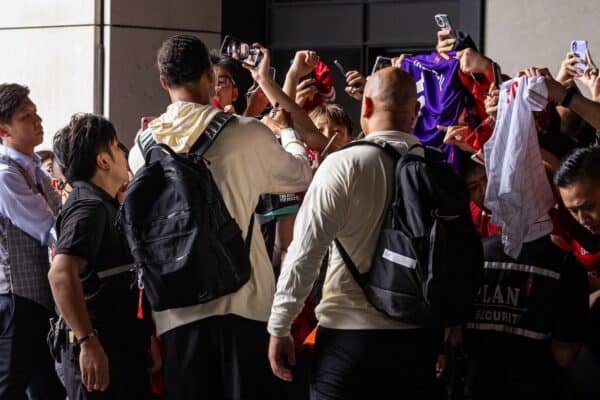 HONG KONG - Monday, July 21, 2025: Liverpool's captain Virgil van Dijk greets supporters as the team arrives at the Rosewood Hotel in Hong Kong ahead of the Hong Kong Football Festival 2025 pre-season tournament. (Photo by David Rawcliffe/Propaganda)