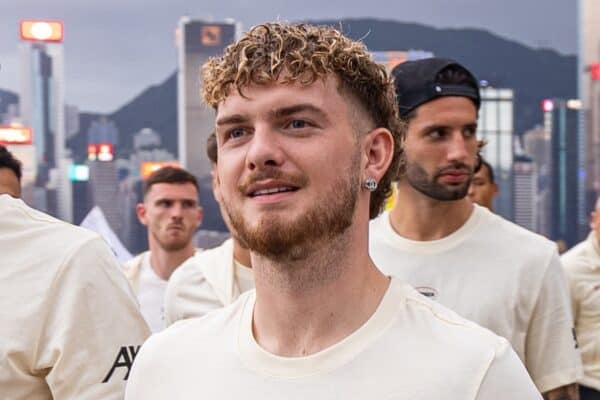 HONG KONG - Monday, July 21, 2025: Liverpool's Harvey Elliott during a team walk along the Avenue of Stars after the squad arrived at the Rosewood Hotel in Hong Kong ahead of the Hong Kong Football Festival 2025 pre-season tournament. (Photo by David Rawcliffe/Propaganda)