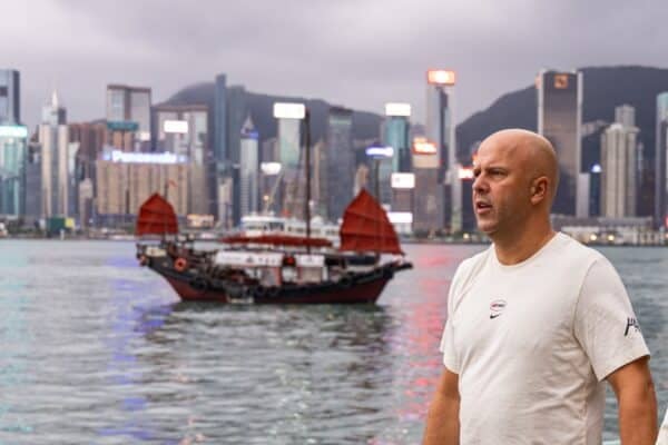 HONG KONG - Monday, July 21, 2025: Liverpool's head coach Arne Slot during a team walk along the Avenue of Stars after the squad arrived at the Rosewood Hotel in Hong Kong ahead of the Hong Kong Football Festival 2025 pre-season tournament. (Photo by David Rawcliffe/Propaganda)