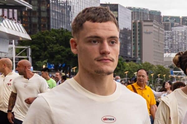 HONG KONG - Monday, July 21, 2025: Liverpool's (L-R) Florian Wirtz, Curtis Jones and Ryan Gravenberch during a team walk along the Avenue of Stars after the squad arrived at the Rosewood Hotel in Hong Kong ahead of the Hong Kong Football Festival 2025 pre-season tournament. (Photo by David Rawcliffe/Propaganda)