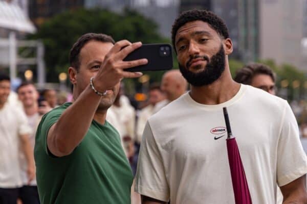 HONG KONG - Monday, July 21, 2025: A supporter gets a selfie with Liverpool's Joe Gomez during a team walk along the Avenue of Stars after the squad arrived at the Rosewood Hotel in Hong Kong ahead of the Hong Kong Football Festival 2025 pre-season tournament. (Photo by David Rawcliffe/Propaganda)