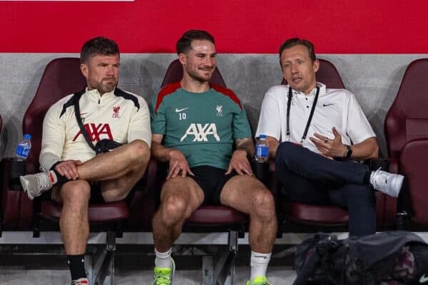HONG KONG - Thursday, July 24, 2025: Liverpool's Alexis Mac Allister (C) chats with former player Lucas Levia (R) during a training session at the Kai Tak Stadium in Hong Kong ahead of the Hong Kong Football Festival 2025 pre-season tournament, on Day Four of the club's Asia Tour. (Photo by David Rawcliffe/Propaganda)