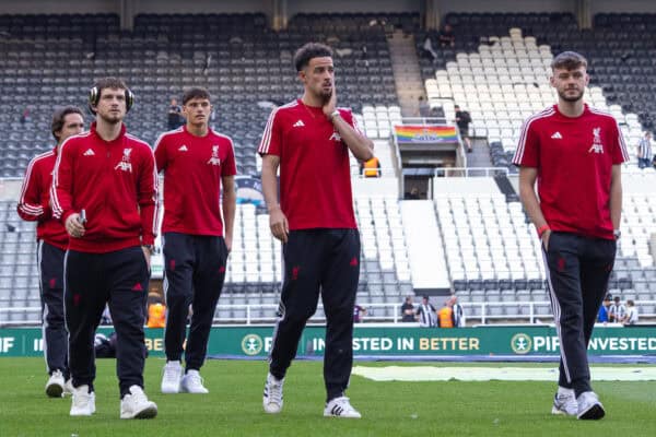NEWCASTLE-UPON-TYNE, ENGLAND - Monday, August 25, 2025: Liverpool's (L-R) Harvey Elliott, Curtis Jones and Conor Bradley on the pitch before the FA Premier League match between Newcastle United FC and Liverpool FC at St James' Park. (Photo by David Rawcliffe/Propaganda)