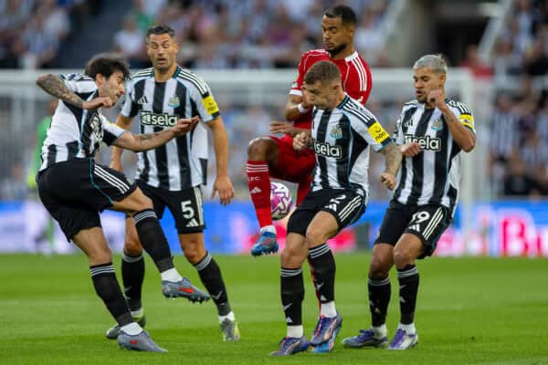 NEWCASTLE-UPON-TYNE, ENGLAND - Monday, August 25, 2025: Liverpool's Cody Gakpo is surrounded by Newcastle United's Fabian Schär, Sandro Tonali, Kieran Trippier and Bruno Guimarães during the FA Premier League match between Newcastle United FC and Liverpool FC at St James' Park. (Photo by David Rawcliffe/Propaganda)