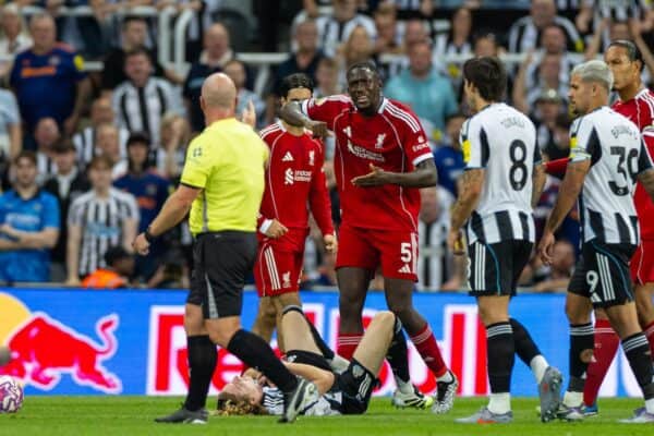 NEWCASTLE-UPON-TYNE, ENGLAND - Monday, August 25, 2025: Liverpool's Ibrahima Konaté protesting his yellow card given to him by referee Simon Hooper for a foul on Newcastle United's Anthony Gordon during the FA Premier League match between Newcastle United FC and Liverpool FC at St James' Park. (Photo by David Rawcliffe/Propaganda)
