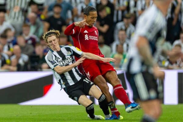 NEWCASTLE-UPON-TYNE, ENGLAND - Monday, August 25, 2025: Liverpool's captain Virgil van Dijk is challenged by Newcastle United's Anthony Gordon during the FA Premier League match between Newcastle United FC and Liverpool FC at St James' Park. (Photo by David Rawcliffe/Propaganda)
