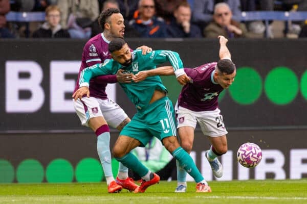 BURNLEY, ENGLAND - Sunday, September 14, 2025: Liverpool's Mohamed Salah is challenged by Burnley's Quilindschy Hartman and captain Josh Cullen during the FA Premier League match between Burnley FC and Liverpool FC at Turf Moor. (Photo by David Rawcliffe/Propaganda)