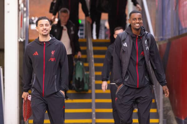 LONDON, ENGLAND - Saturday, September 27, 2025: Liverpool's Curtis Jones (L) and Alexander Isak arrive before the FA Premier League match between Crystal Palace FC and Liverpool FC at Selhurst Park. (Photo by David Rawcliffe/Propaganda)