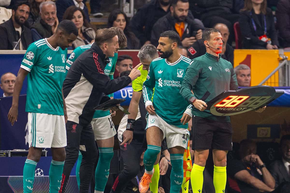 ISTANBUL, TURKEY - Tuesday, September 30, 2025: Liverpool substitutes Alexander Isak (L) and Mohamed Salah waiting to come on during the UEFA Champions League match between Galatasaray and Liverpool FC at the Ali Sami Yen Stadium. (Photo by David Rawcliffe/Propaganda)