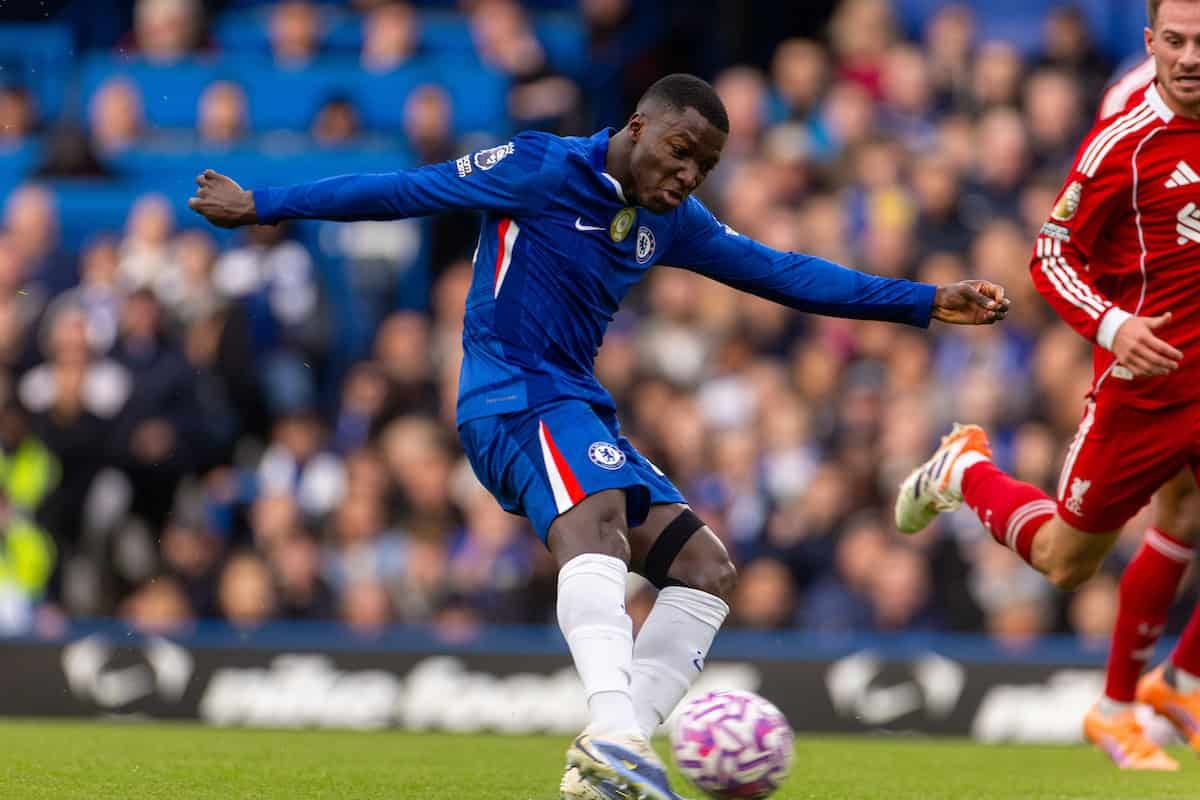 LONDON, ENGLAND - Saturday, October 4, 2025: Chelsea's Moisés Caicedo shoots to score his team's first goal the FA Premier League match between Chelsea FC and Liverpool FC at Stamford Bridge. (Photo by David Rawcliffe/Propaganda)