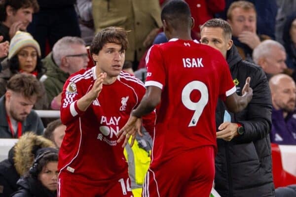 LIVERPOOL, ENGLAND - Sunday, October 19, 2025: Liverpool's Alexander Isak is replaced by substitute Federico Chiesa during the FA Premier League match between Liverpool FC and Manchester United FC at Anfield. (Photo by David Rawcliffe/Propaganda)