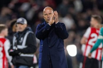 LONDON, ENGLAND - Saturday, October 24, 2025: Liverpool's head coach Arne Slot applauds the supporters after the FA Premier League match between Brentford FC and Liverpool FC at the Brentford Community Stadium. (Photo by David Rawcliffe/Propaganda) Football – FA Premier League – Brentford  FC v Liverpool FC