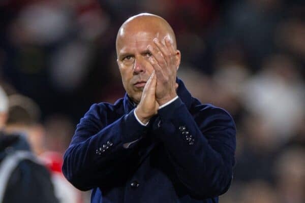 LONDON, ENGLAND - Saturday, October 24, 2025: Liverpool's head coach Arne Slot applauds the supporters after the FA Premier League match between Brentford FC and Liverpool FC at the Brentford Community Stadium. (Photo by David Rawcliffe/Propaganda)