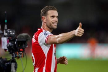 LONDON, ENGLAND - Saturday, October 24, 2025: Brentford's Jordan Henderson gives a thumbs up to supporters after the FA Premier League match between Brentford FC and Liverpool FC at the Brentford Community Stadium. (Photo by David Rawcliffe/Propaganda) Football – FA Premier League – Brentford  FC v Liverpool FC