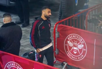LONDON, ENGLAND - Saturday, October 24, 2025: Liverpool's Mohamed Salah arrives for the FA Premier League match between Brentford FC and Liverpool FC at the Brentford Community Stadium. (Photo by David Rawcliffe/Propaganda) Football – FA Premier League – Brentford  FC v Liverpool FC