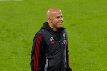 LONDON, ENGLAND - Saturday, October 24, 2025: Liverpool's head coach Arne Slot on the pitch before the FA Premier League match between Brentford FC and Liverpool FC at the Brentford Community Stadium. (Photo by David Rawcliffe/Propaganda) Football – FA Premier League – Brentford  FC v Liverpool FC