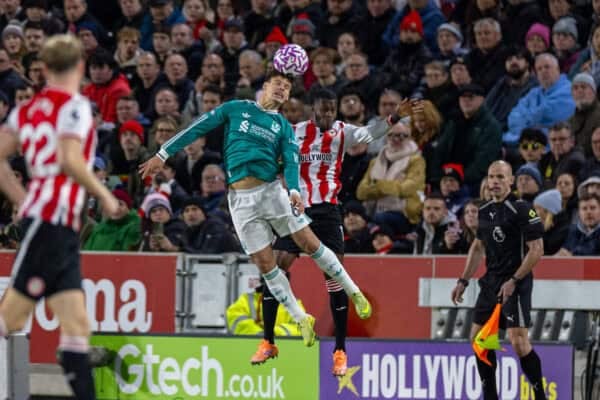 LONDON, ENGLAND - Saturday, October 24, 2025: Liverpool's Milos Kerkez challenges for a header with Brentford's Dango Ouattara during the FA Premier League match between Brentford FC and Liverpool FC at the Brentford  Community Stadium. (Photo by David Rawcliffe/Propaganda)