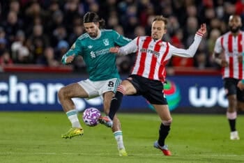 LONDON, ENGLAND - Saturday, October 24, 2025: Liverpool's Dominik Szoboszlai is challenged by Brentford's Mikkel Damsgaard during the FA Premier League match between Brentford FC and Liverpool FC at the Brentford Community Stadium. (Photo by David Rawcliffe/Propaganda) Football – FA Premier League – Brentford  FC v Liverpool FC