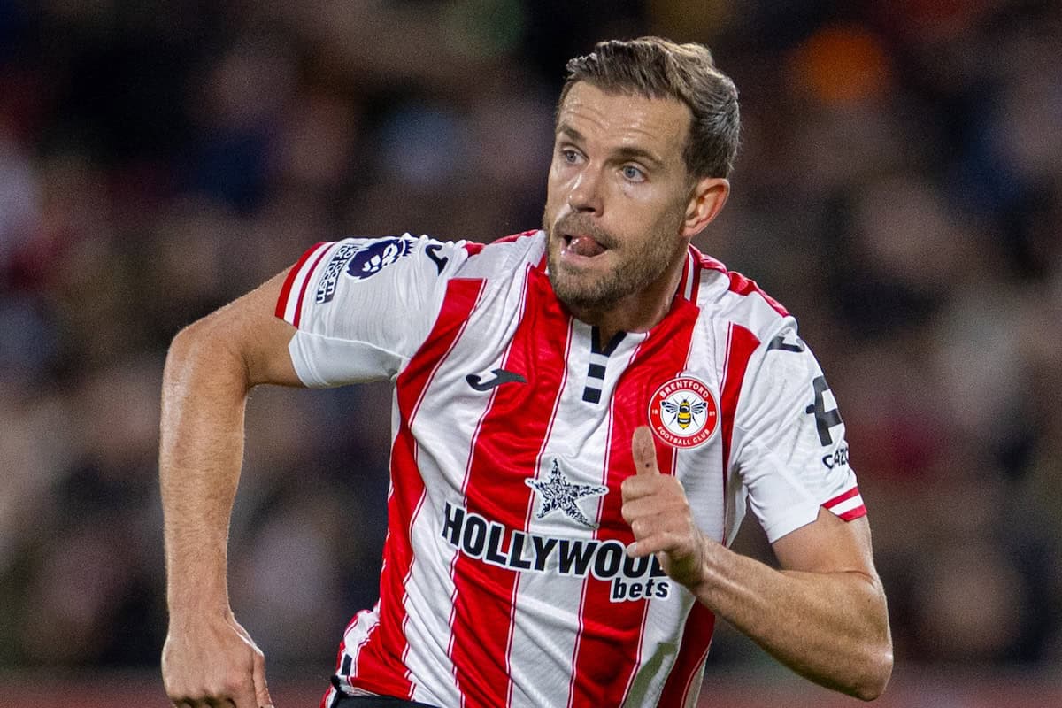 LONDON, ENGLAND - Saturday, October 24, 2025: Brentford's Jordan Henderson during the FA Premier League match between Brentford FC and Liverpool FC at the Brentford Community Stadium. (Photo by David Rawcliffe/Propaganda)