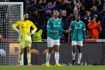 LONDON, ENGLAND - Saturday, October 24, 2025: Liverpool's goalkeeper Giorgi Mamardashvili and captain Virgil van Dijk reacts ton conceeding the second goal during the FA Premier League match between Brentford FC and Liverpool FC at the Brentford Community Stadium. (Photo by David Rawcliffe/Propaganda) Football – FA Premier League – Brentford  FC v Liverpool FC