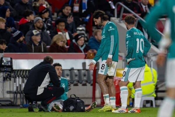 LONDON, ENGLAND - Saturday, October 24, 2025: Liverpool's Curtis Jones recieving treatment following a  tackle during the FA Premier League match between Brentford FC and Liverpool FC at the Brentford  Community Stadium. (Photo by David Rawcliffe/Propaganda)