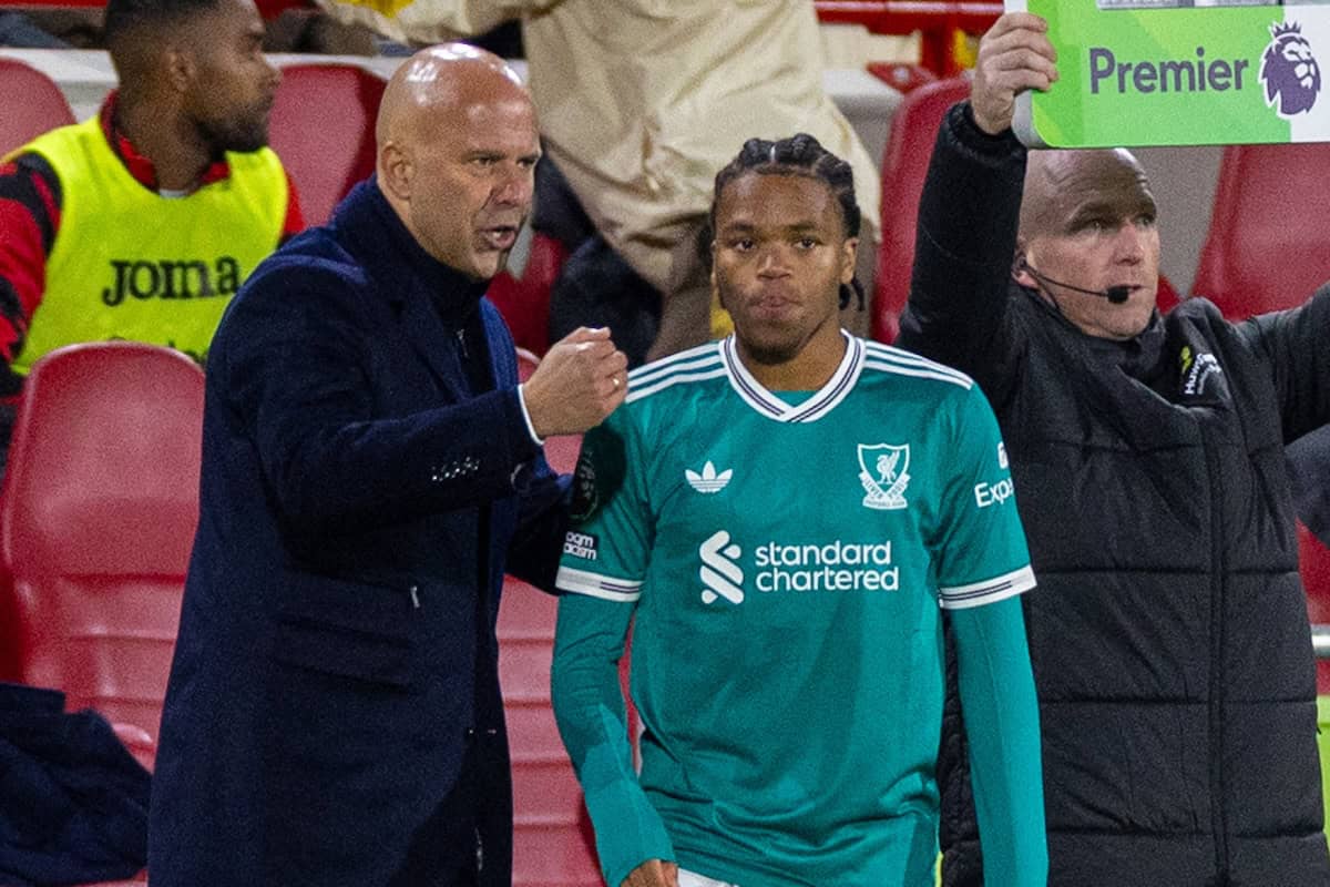 LONDON, ENGLAND - Saturday, October 24, 2025: Liverpool substitute Rio Ngumoha recieving final instructions for head coach Arne Slot during the FA Premier League match between Brentford FC and Liverpool FC at the Brentford Community Stadium. (Photo by David Rawcliffe/Propaganda)