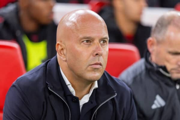 LIVERPOOL, ENGLAND - Wednesday, October 29, 2025: Liverpool's head coach Arne Slot on the bench before the Football League Cup 4th Round match between Liverpool FC and Crystal Palace FC at Anfield. (Photo by David Rawcliffe/Propaganda)
