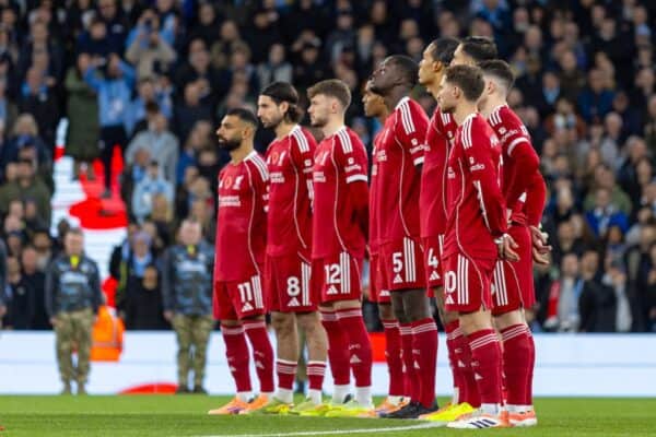 MANCHESTER, ENGLAND - Sunday, November 9, 2025: Liverpool players stand for a minute silence for Remembrance Sunday before the FA Premier League match between Manchester City FC and Liverpool FC at the City of Manchester Stadium. (Photo by David Rawcliffe/Propaganda)