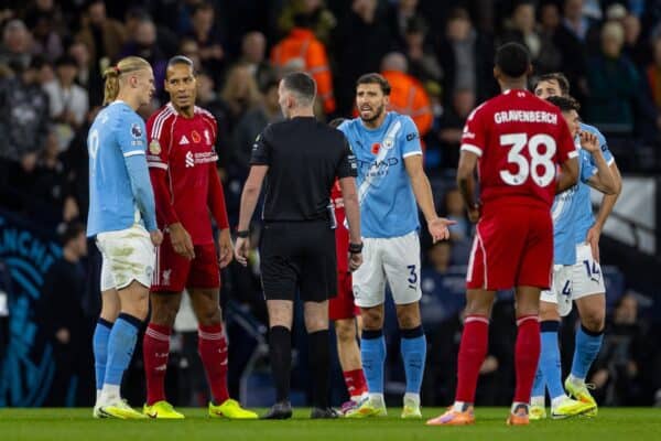 MANCHESTER, ENGLAND - Sunday, November 9, 2025: Liverpool's captain Virgil van Dijk and Manchester City's Erling Haaland and Rúben Dias surround referee Chris Kavanagh whilst VAR checks for a potential penalty during the FA Premier League match between Manchester City FC and Liverpool FC at the City of Manchester Stadium. (Photo by David Rawcliffe/Propaganda)