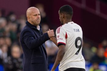 LONDON, ENGLAND - Sunday, November 30, 2025: Liverpool's head coach Arne Slot embraces substitute Alexander Isak during the FA Premier League match between West Ham United FC and Liverpool FC at the London Stadium. (Photo by David Rawcliffe/Propaganda) Football – FA Premier League – West Ham United FC v Liverpool FC