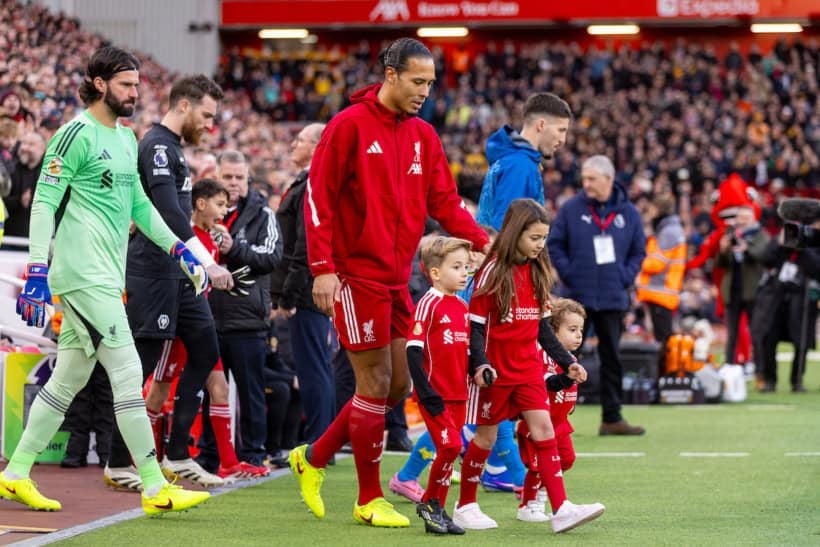 LIVERPOOL, ENGLAND - Saturday, December 27, 2025: Dinis and Duarte, Diogo Jota's children, walk out as mascots with Liverpool's captain Virgil van Dijk before during the FA Premier League match between Liverpool FC and Wolverhampton Wanderers FC at Anfield. (Photo by David Rawcliffe/Propaganda)